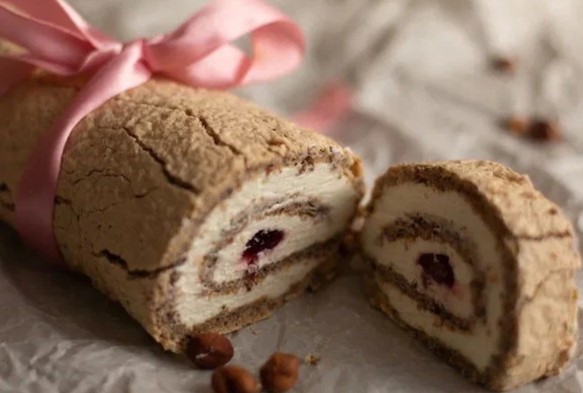 Рулет «Меренгово-фундучный»